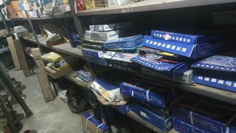 新车刹车盘生锈是常见现象，主要是因为以下几个原因：